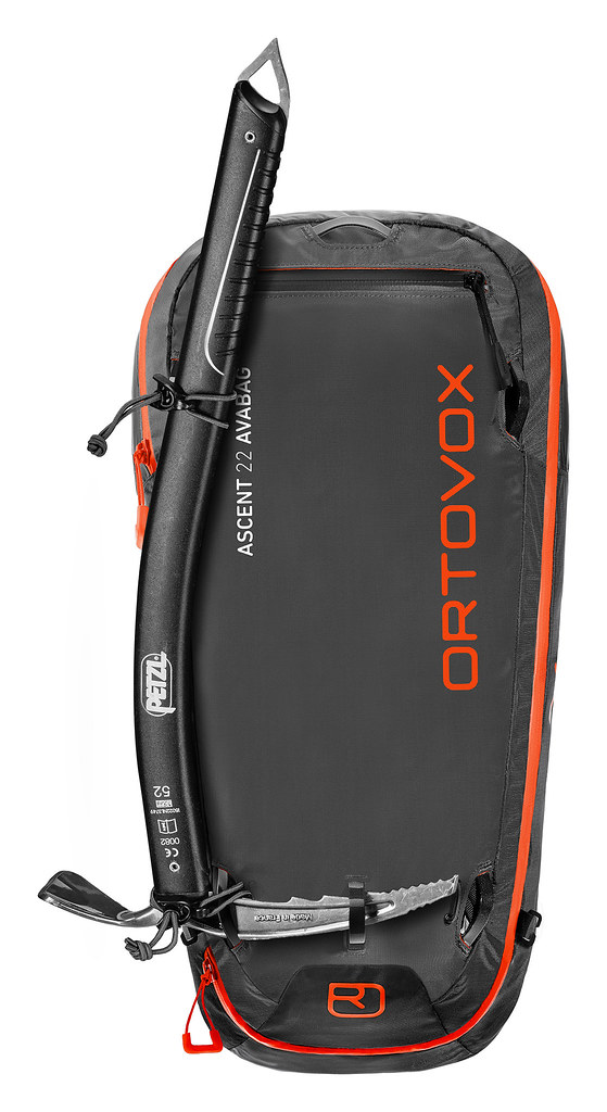 lavinový batoh Ortovox Ascent 28 Avabag_Kit_uchycení cepínu.jpg