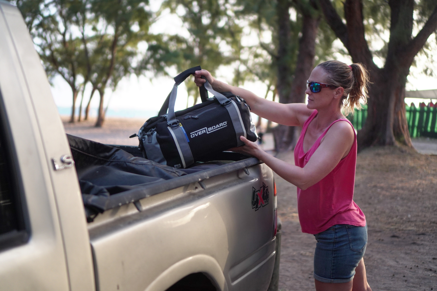 overboard-waterproof-classic-duffel-black-90-litres-11.jpg