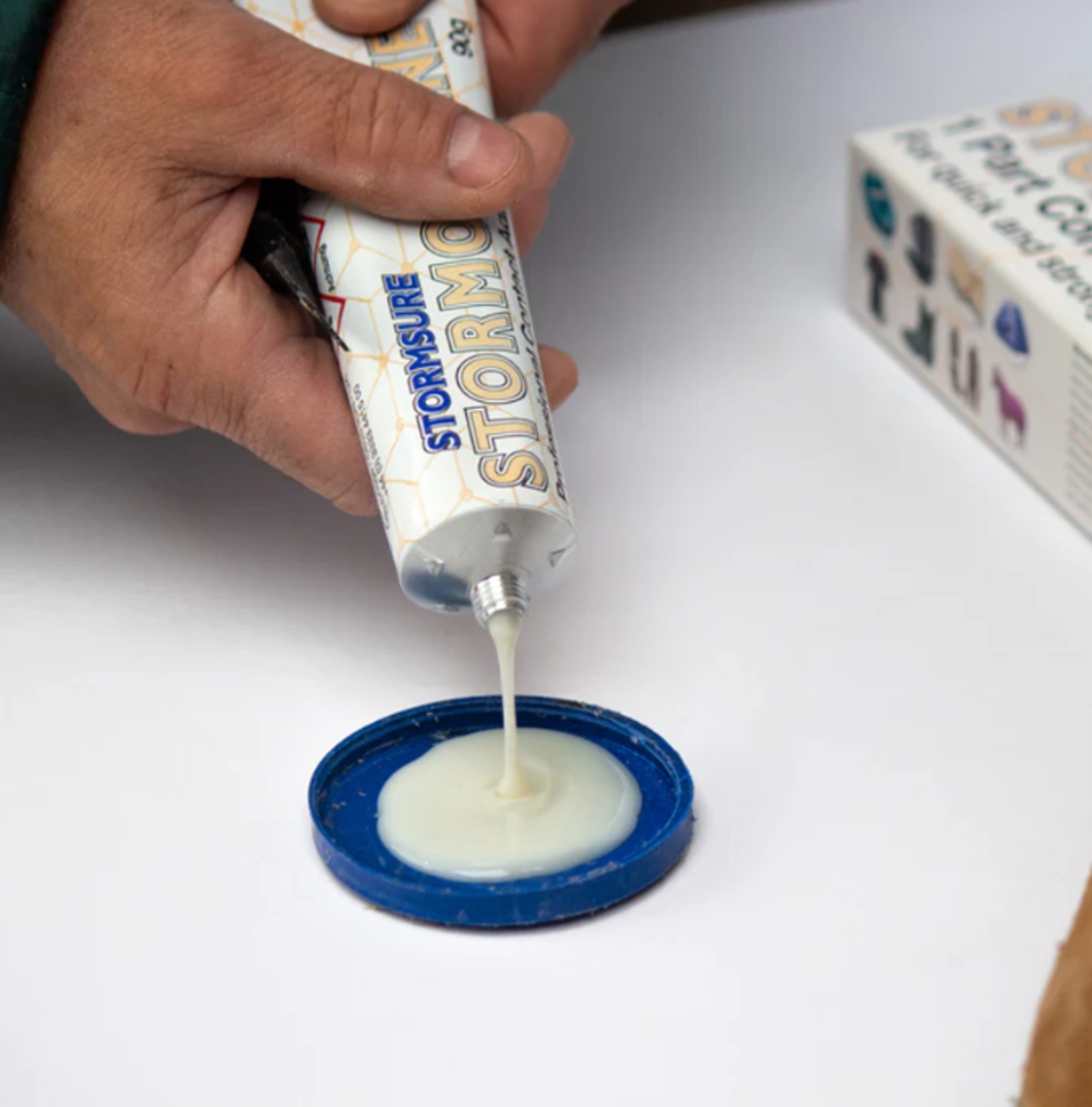 Stormoprene Single Part Contact Adhesive 90g_aplikace 1.jpg