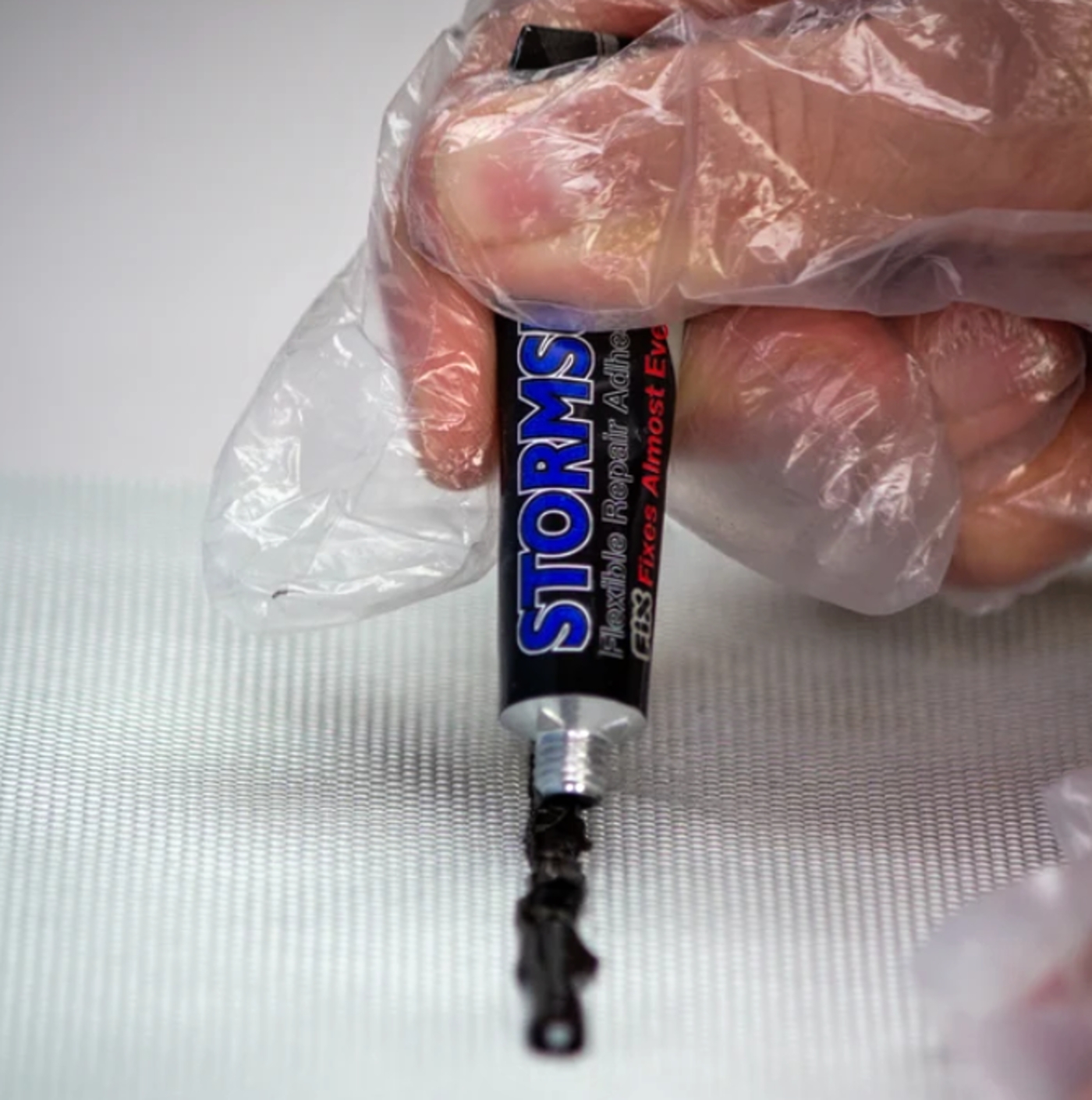 Stormsure Flexible glue 3x5g black_použití.jpg